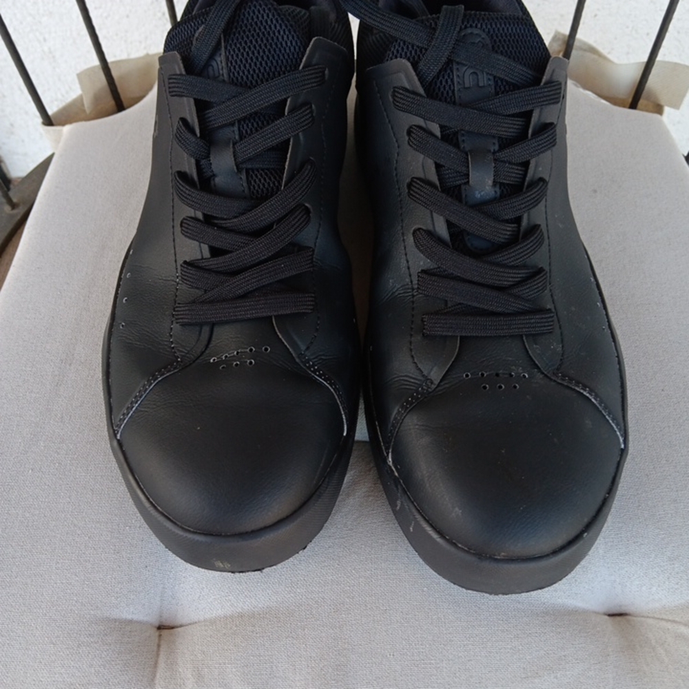 On Running Black Sneakers Casual Low-Top Design - Picture 3 of 9